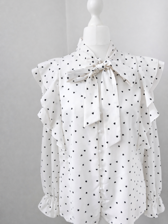 Koszula w drobne serduszka z wiązaniem przy szyi