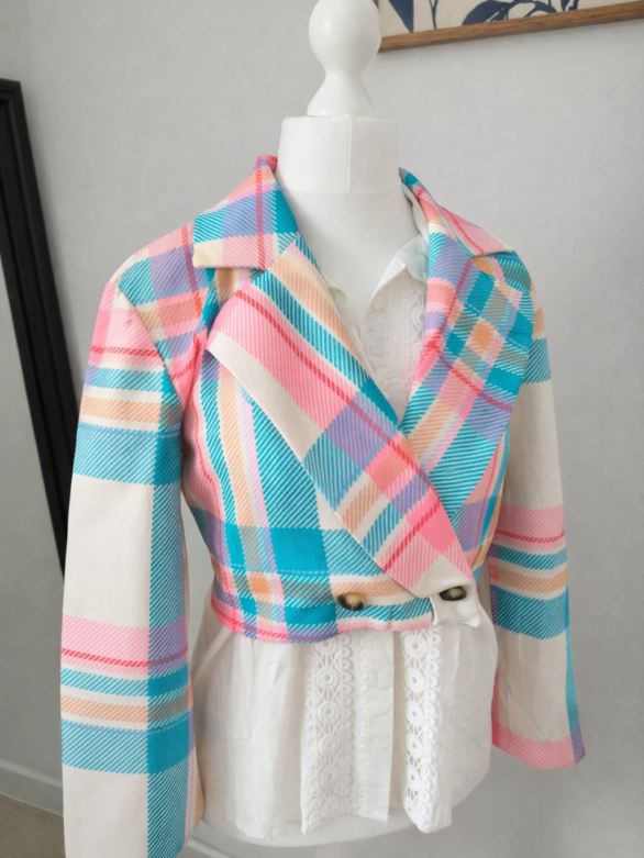 Krótka marynarka w pastelową kratę