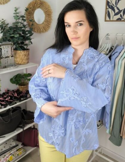 Sabine – koszula w paski z kwiatową aplikacją ZE STÓJKĄ