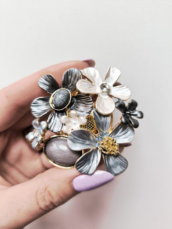Duża broszka magnetyczna premium Szare kwiaty na magnes