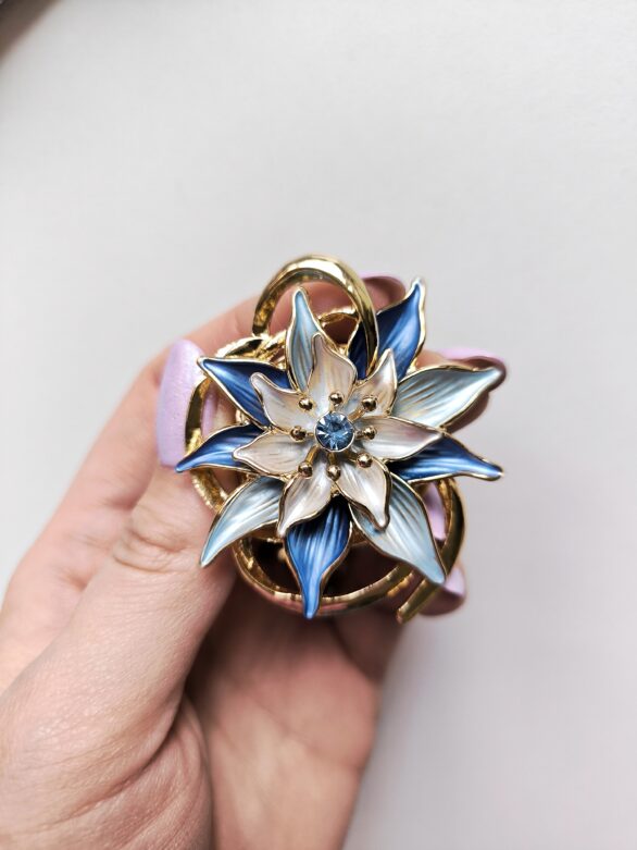 Duża broszka magnetyczna premium Niebieski kwiat – na magnes