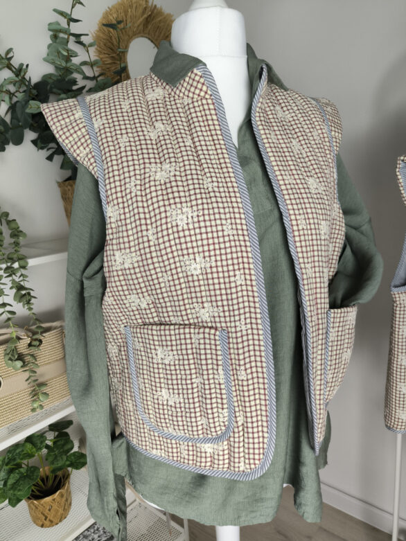 Kamizelka WIYA – krata z haftem ✨Nowa wiosenna kolekcja - len