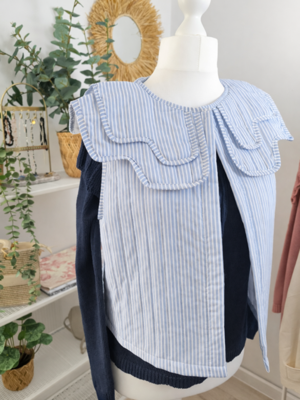 Jasnobłękitna kamizelka z falującym kołnierzem