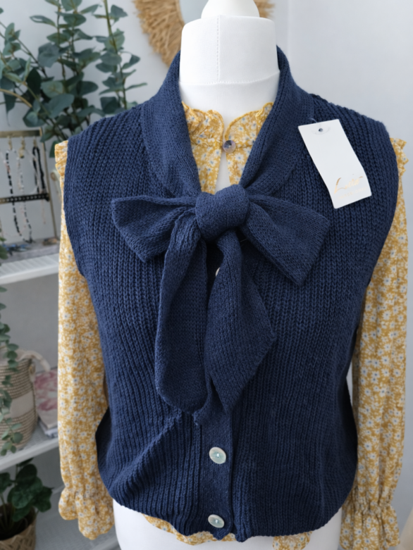 Granatowa kamizelka z wiązaniem