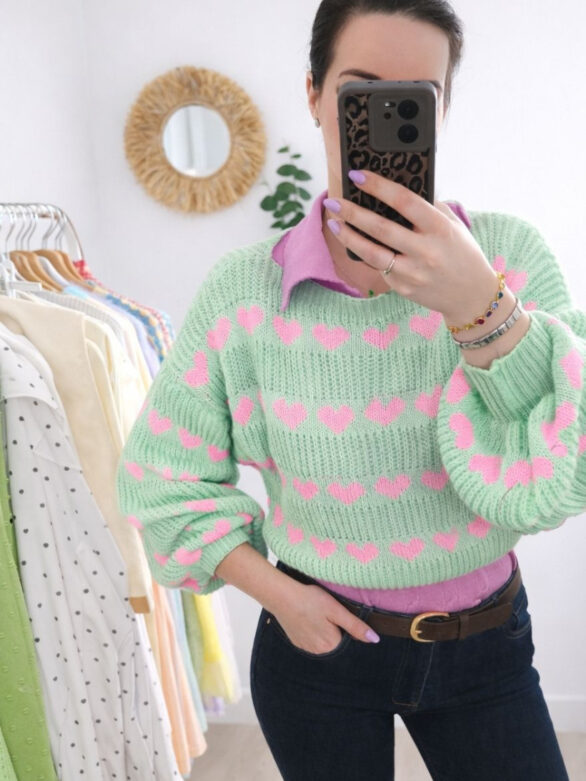 Sweter w serca – krótki model