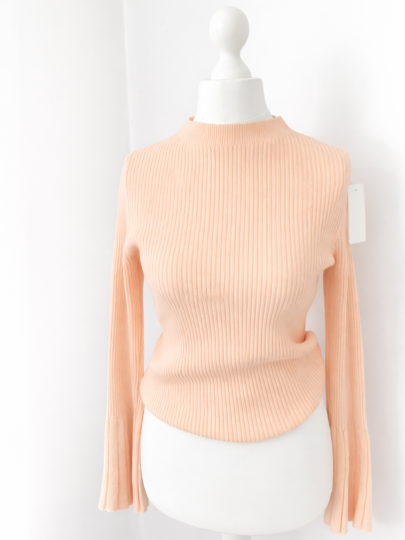 Prążkowany sweter z rękawem dzwonkiem