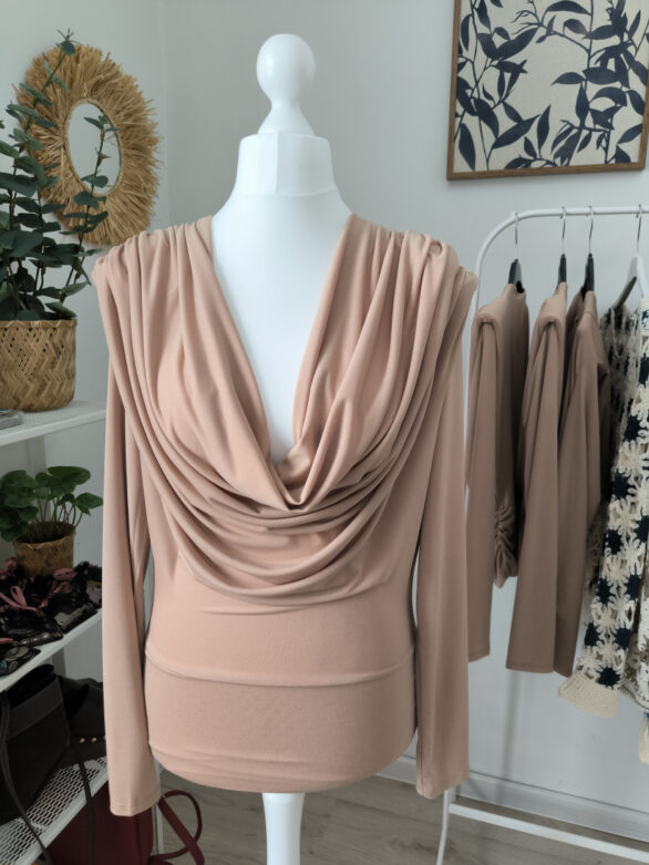 Alma - bluzka z lejącym  głębokim dekoltem