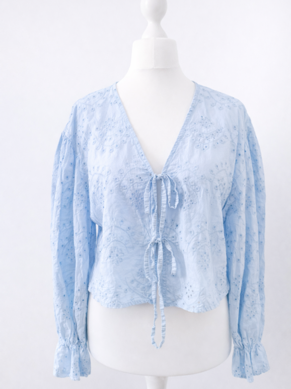 Bawełniana ażurowa koszula z wiązaniem - wiosenny must have